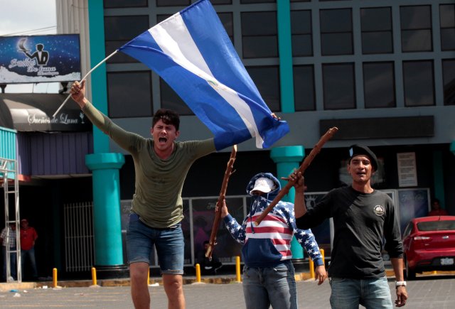 Un manifestante participa en una protesta cuando el presidente nicaragüense, Daniel Ortega, canceló una revisión planificada del sistema de bienestar en un intento por poner fin a las protestas en Managua, Nicaragua, el 22 de abril de 2018. REUTERS / Oswaldo Rivas