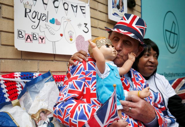 Los partidarios de la familia real están fuera del Lindo Wing del St Mary's Hospital después de que la británica Catherine, la duquesa de Cambridge, fuera admitida después del parto antes del nacimiento de su tercer hijo, en Londres, el 23 de abril de 2018. REUTERS / Henry Nicholls