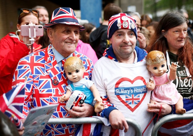 Dos partidarios de la familia real sostienen muñecas con coronas en el exterior del Lindo Wing of St Mary's Hospital después de que la británica Catherine, la duquesa de Cambridge, fuera ingresada después del parto antes del nacimiento de su tercer hijo, en Londres, el 23 de abril , 2018. REUTERS / Henry Nicholls