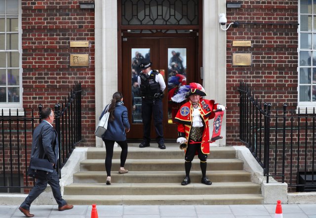 Un hombre vestido como un pregonero está parado frente al Lindo Wing del Hospital St Mary después de que la británica Catherine, la duquesa de Cambridge, dio a luz a un hijo, en Londres, el 23 de abril de 2018. REUTERS / Hannah McKay