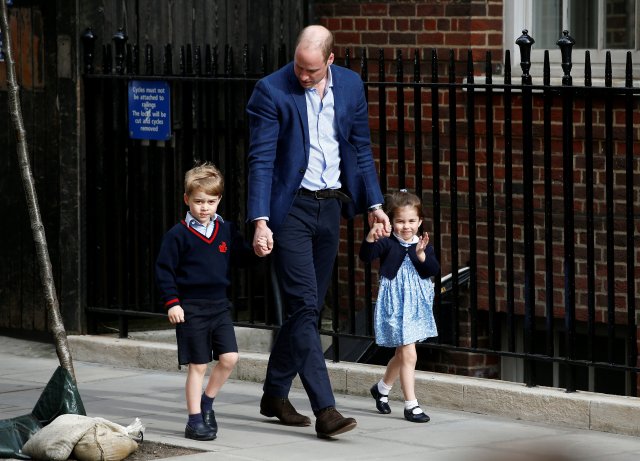 El Príncipe William de Gran Bretaña llega al Lindo Wing del St Mary's Hospital con sus hijos Prince George y Princess Charlotte después de que su esposa Catherine, la duquesa de Cambridge, dio a luz a un hijo, en Londres, el 23 de abril de 2018. REUTERS / Hannah McKay