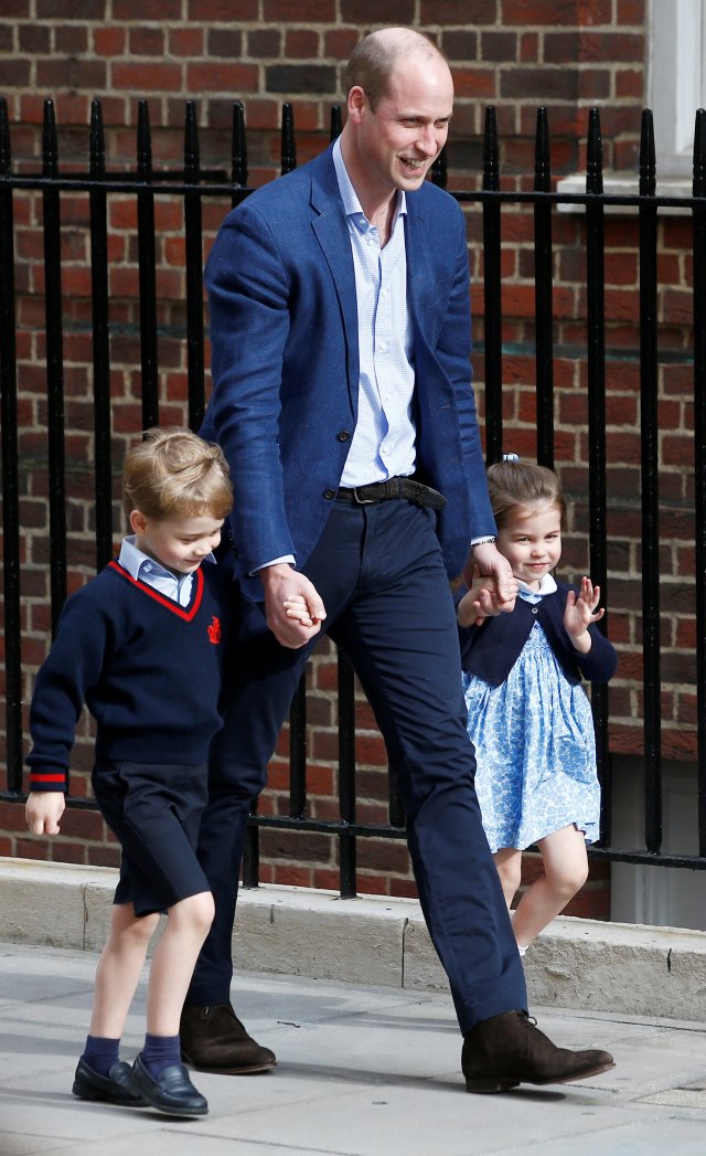 El Príncipe William de Gran Bretaña llega al Lindo Wing del St Mary's Hospital con sus hijos Prince George y Princess Charlotte después de que su esposa Catherine, la duquesa de Cambridge, dio a luz a un hijo, en Londres, el 23 de abril de 2018. REUTERS / Hannah McKay