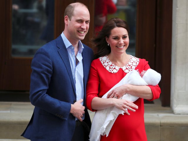 La británica Catherine, la duquesa de Cambridge y el príncipe Guillermo abandonan el Lindo Wing del hospital St Mary's con su nuevo bebé en Londres, el 23 de abril de 2018. REUTERS / Hannah Mckay