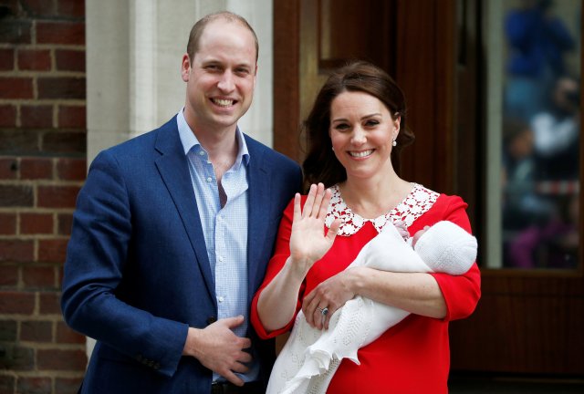 La británica Catherine, la duquesa de Cambridge y el príncipe Guillermo abandonan el Lindo Wing of St Mary's Hospital con su nuevo bebé en Londres, el 23 de abril de 2018. REUTERS / Henry Nicholls