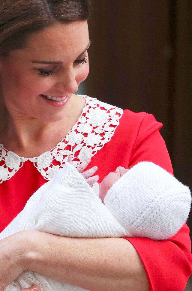 La británica Catherine, la duquesa de Cambridge y el príncipe Guillermo abandonan el Lindo Wing del hospital St Mary's con su nuevo bebé en Londres, el 23 de abril de 2018. REUTERS / Hannah Mckay