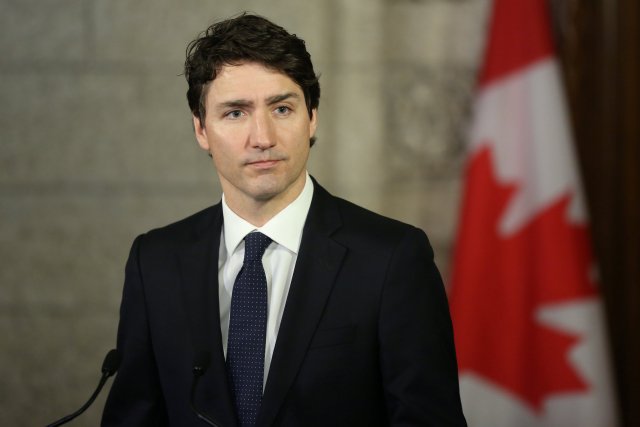 El primer ministro de Canadá, Justin Trudeau, escucha una pregunta al hablar sobre un incidente donde una camioneta golpeó a varias personas en Toronto, en Parliament Hill en Ottawa, Ontario, Canadá, el 24 de abril de 2018. REUTERS / Chris Wattie