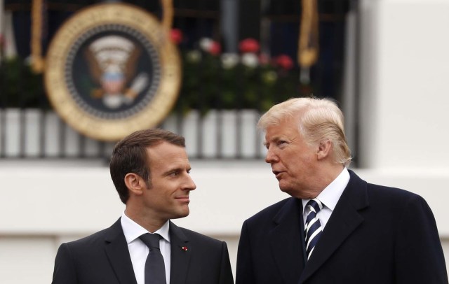 El presidente de EE. UU., Donald Trump, conversa con el presidente francés Emmanuel Macron (L) durante la ceremonia oficial de llegada de Macron al jardín sur de la Casa Blanca en Washington, EE.UU., 24 de abril de 2018. REUTERS / Jonathan Ernst