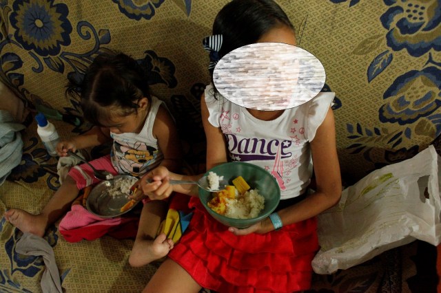 Juliani Cáceres, nieta de Carmen Peñaloza, tiene arroz y plátano para almorzar en su casa de San Cristóbal, Venezuela, el 5 de abril de 2018. Fotografía tomada el 5 de abril de 2018. REUTERS / Carlos Eduardo Ramirez