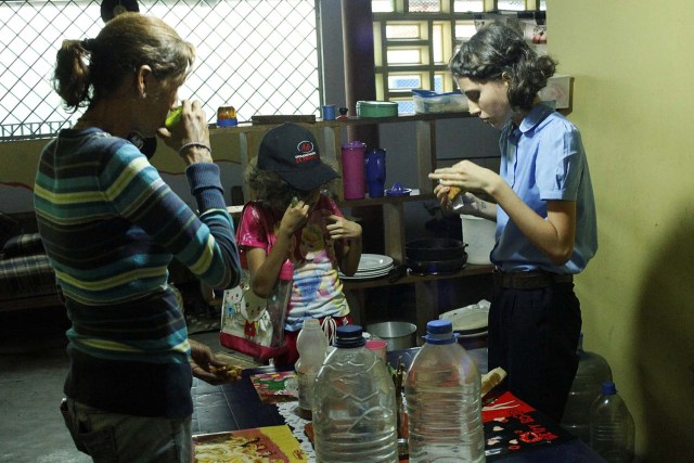 Isabel Colina (L) y sus hijas Barbara (C) y Magdalena comen en su casa en Socopo, Venezuela el 1 de marzo de 2018. Foto tomada el 1 de marzo de 2018. REUTERS / Carlos Eduardo Ramirez