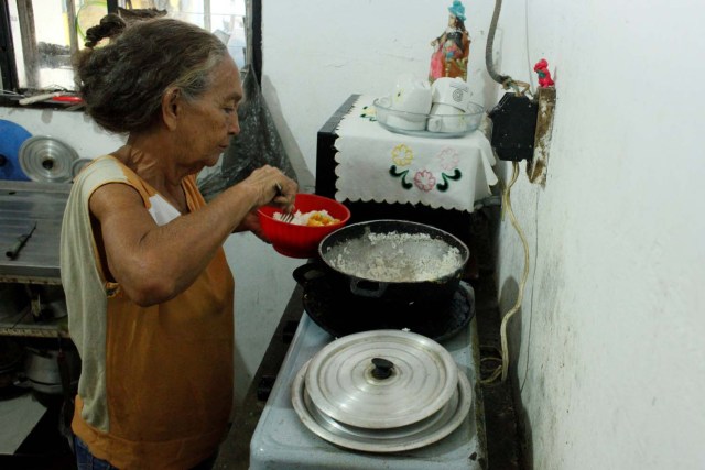 Carmen Penaloza sirve almuerzos para sus nietos en su casa de San Cristóbal, Venezuela, el 5 de abril de 2018. Foto tomada el 5 de abril de 2018. REUTERS / Carlos Eduardo Ramirez