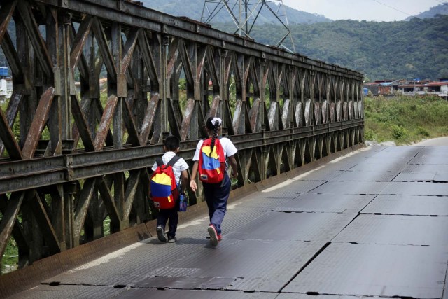 Los niños caminan de regreso a casa desde la escuela en San Cristóbal, Venezuela 22 de febrero de 2018. Foto tomada el 22 de febrero de 2018. REUTERS / Carlos Eduardo Ramirez