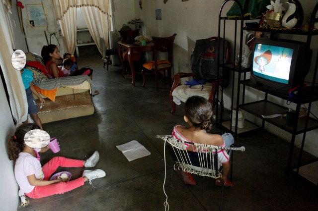 Los nietos de Carmen Peñaloza miran televisión en su casa de San Cristóbal, Venezuela, 22 de febrero de 2018. Foto tomada el 22 de febrero de 2018. REUTERS / Carlos Eduardo Ramírez