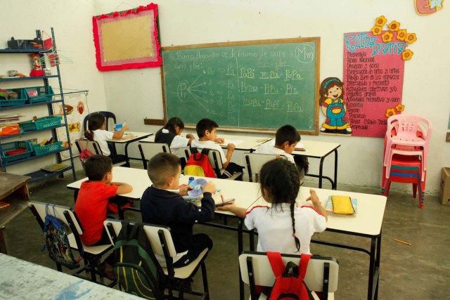 Los niños asisten a clases en una escuela en San Cristóbal, Venezuela, el 20 de febrero de 2018. Foto tomada el 20 de febrero de 2018. REUTERS / Carlos Eduardo Ramirez