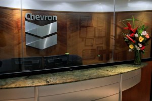 Chevron traslada a jefe de Brasil para dirigir operaciones en Venezuela, según Reuters