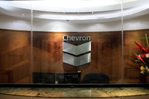Chevron con pérdida trimestral de 8.300 millones de dólares por salida de Venezuela y planes de despidos