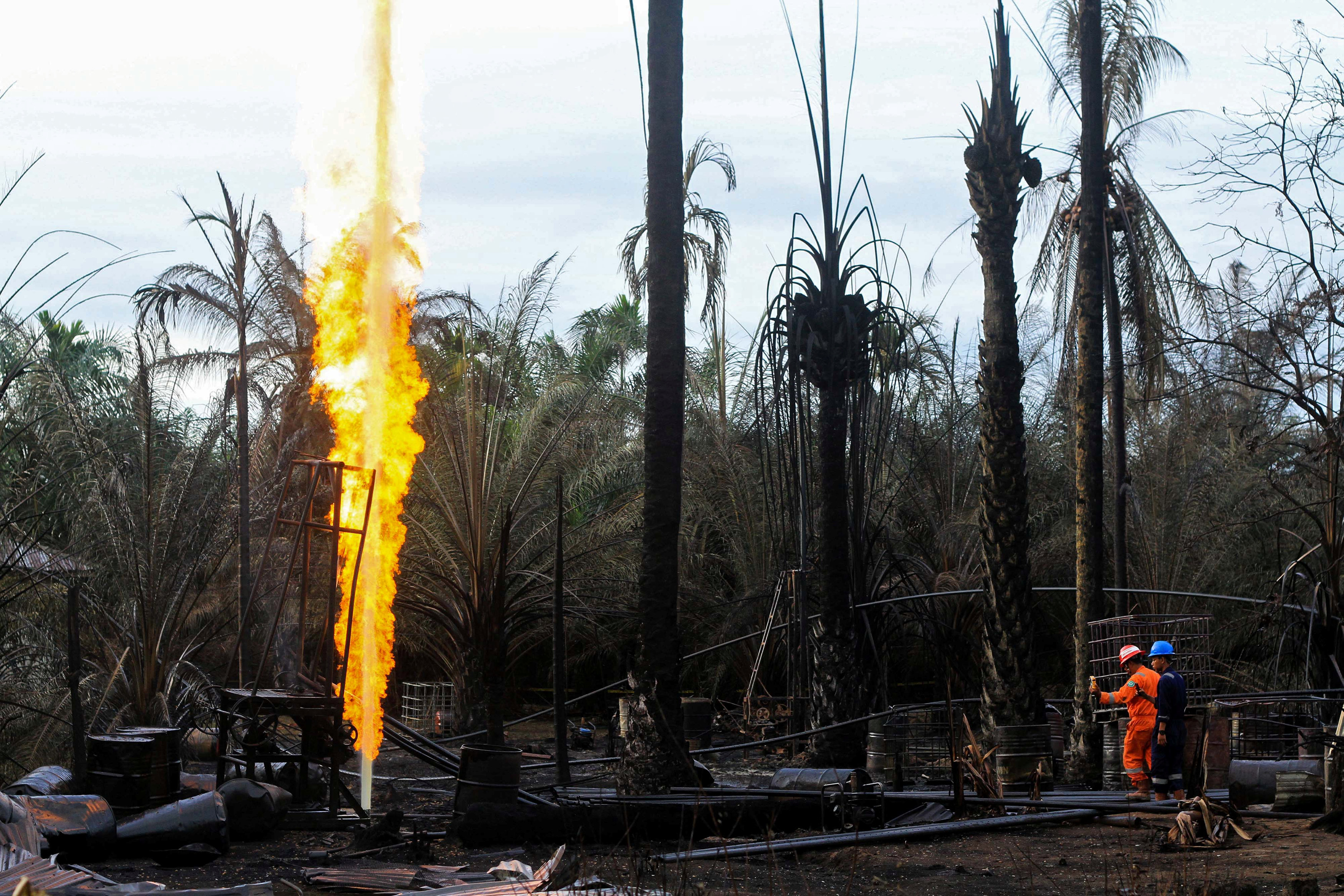 Suben a 21 los muertos por la explosión en pozo petrolero ilegal de Indonesia