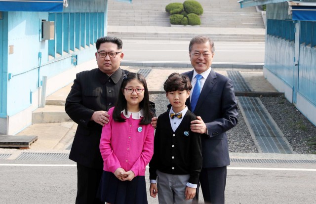 El presidente surcoreano Moon Jae-in y el líder norcoreano Kim Jong Un asistieron a una ceremonia de bienvenida en la aldea de tregua de Panmunjom dentro de la zona desmilitarizada que separa las dos Coreas, Corea del Sur, el 27 de abril de 2018. Korea Summit Press Pool / Pool via Reuters