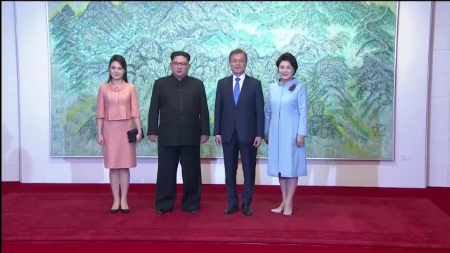 El líder norcoreano Kim Jong Un y la primera dama Ri Sol Ju, el presidente surcoreano Moon Jae-in y la primera dama Kim Jung-sook posan para las fotos durante la cumbre intercoreana en el pueblo de tregua de Panmunjom, en este fotograma tomado del video , Corea del Sur 27 de abril de 2018. Presentador de radio a través de REUTERS TV