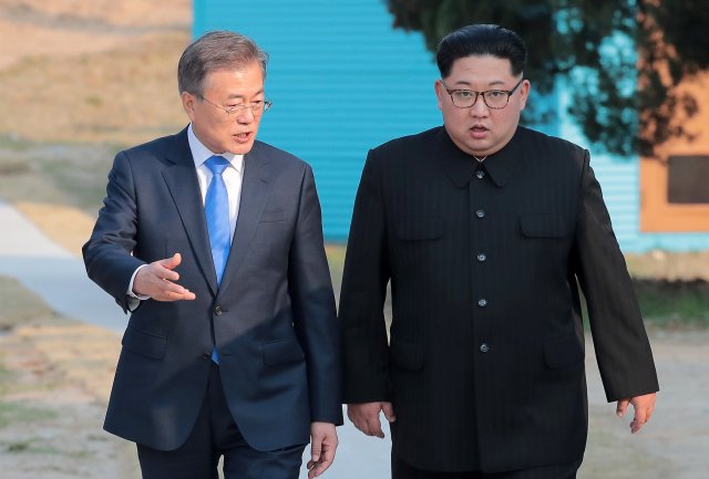El presidente surcoreano Moon Jae-in y el líder norcoreano Kim Jong Un caminan juntos en la aldea de tregua de Panmunjom dentro de la zona desmilitarizada que separa las dos Coreas, Corea del Sur, el 27 de abril de 2018. Korea Summit Press Pool / Pool vía Reuters