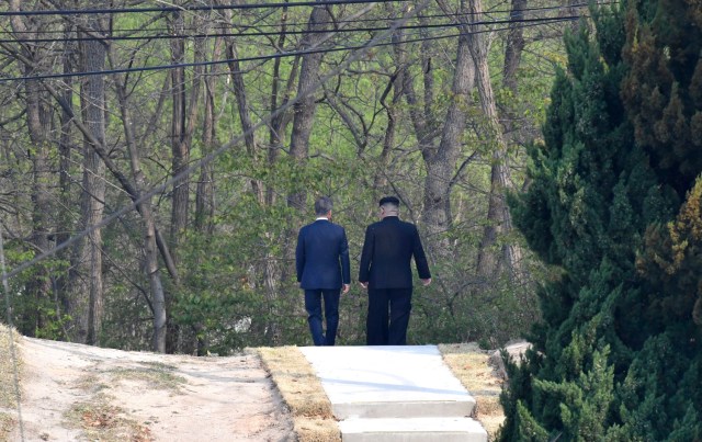 El presidente surcoreano Moon Jae-in y el líder norcoreano Kim Jong Un caminan juntos en la aldea de tregua de Panmunjom dentro de la zona desmilitarizada que separa las dos Coreas, Corea del Sur, el 27 de abril de 2018. Korea Summit Press Pool / Pool vía Reuters