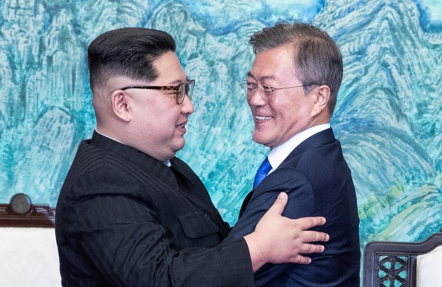 El presidente surcoreano Moon Jae-in y el líder norcoreano Kim Jong Un se abrazan en la aldea de tregua de Panmunjom dentro de la zona desmilitarizada que separa las dos Coreas, Corea del Sur, el 27 de abril de 2018. Korea Summit Press Pool / Pool vía Reuters