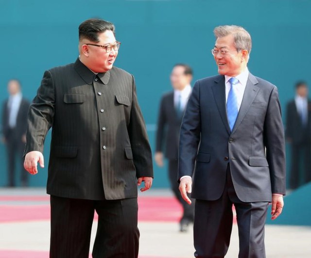 En la imagen, el presidente surcoreano, Moon Jae-in, y el líder norcoreano, Kim Jong Un, asisten a una ceremonia de bienvenida en la Casa de la Paz en la aldea de Panmunjom dentro de la zona desmilitarizada que separa los dos países, Corea del Sur, el 27 de abril de 2018. REUTERS