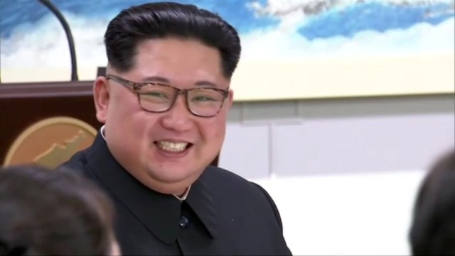 El líder norcoreano Kim Jong Un asiste a un banquete después de la cumbre intercoreana en la aldea de tregua de Panmunjom, en este fotograma tomado del video, Corea del Sur el 27 de abril de 2018. Presentador a través de EDITORES DE ATENCIÓN DE REUTERS - ESTA IMAGEN SE HA PROPORCIONADO POR UN TERCERO. NO RESALES SIN ARCHIVOS. COREA DEL SUR HACIA FUERA.