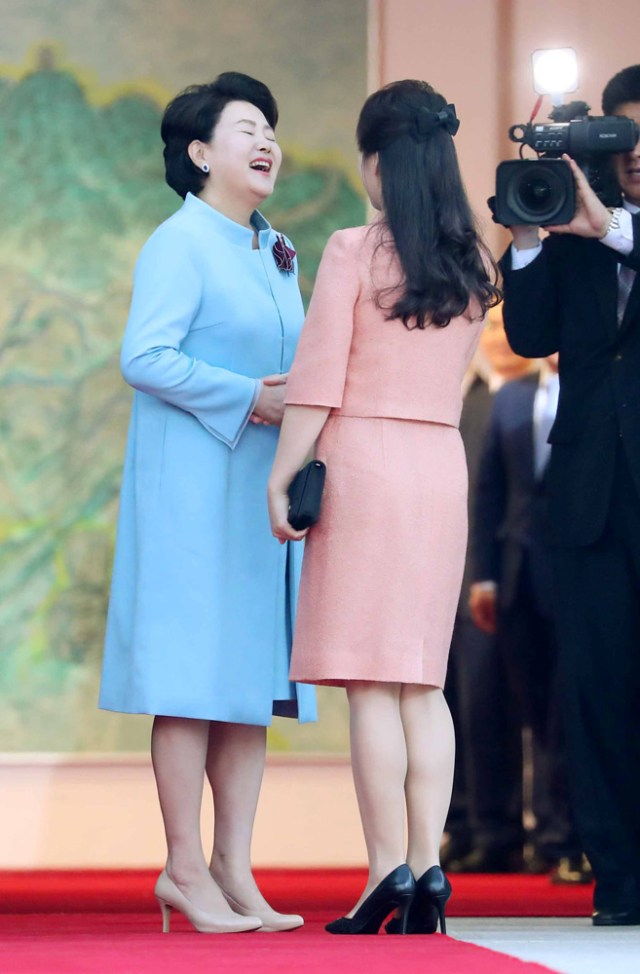La esposa del presidente surcoreano, Moon Jae-in, Kim Jung-sook y la esposa del líder norcoreano Kim Jong Un, Ri Sol Ju, interactúan en la aldea de Panmunjom dentro de la zona desmilitarizada que separa las dos Coreas, Corea del Sur, 27 de abril de 2018. Korea Summit Press Piscina / Piscina a través de Reuters