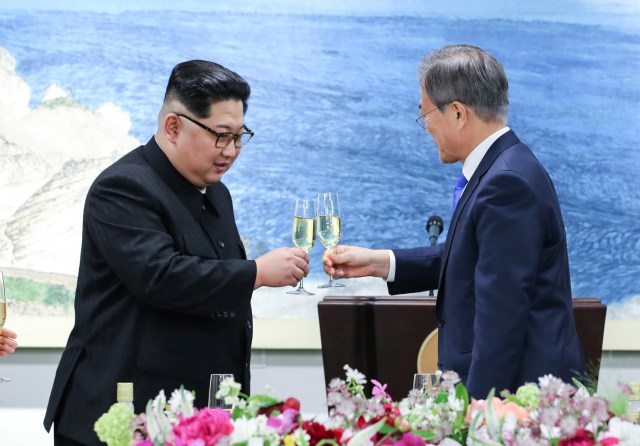 El presidente de Corea del Sur Moon Jae-in y el líder norcoreano Kim Jong Un dan un brindis en la aldea de tregua de Panmunjom dentro de la zona desmilitarizada que separa las dos Coreas, Corea del Sur, 27 de abril de 2018. Korea Summit Press Pool / Pool vía Reuters