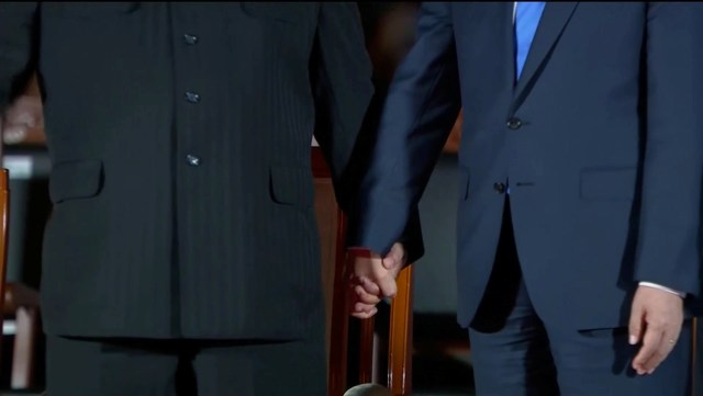 El presidente surcoreano Moon Jae-in y el líder norcoreano Kim Jong Un se toman de la mano durante una ceremonia de despedida después de la cumbre intercoreana en la aldea de tregua de Panmunjom, en este fotograma tomado del video, Corea del Sur el 27 de abril de 2018. a través de REUTERS TV ATENCIÓN EDITORES - ESTA IMAGEN HA SIDO PROPORCIONADA POR UN TERCERO. NO RESALES SIN ARCHIVOS. COREA DEL SUR HACIA FUERA.