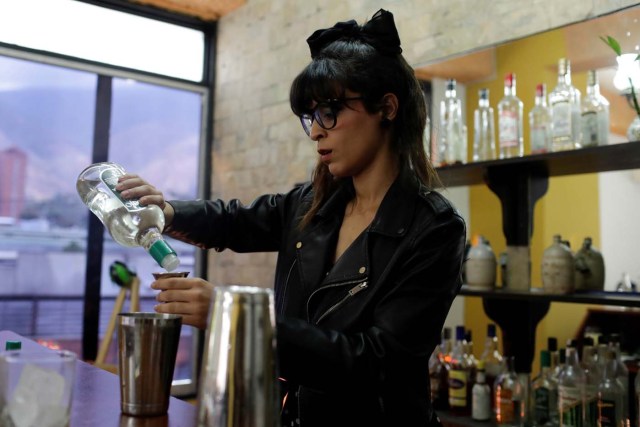 Valentina Maggi prepares a cocktail as she attends bartender training in Caracas, Venezuela March 28, 2018. Picture taken March 28, 2018. REUTERS/Marco Bello
