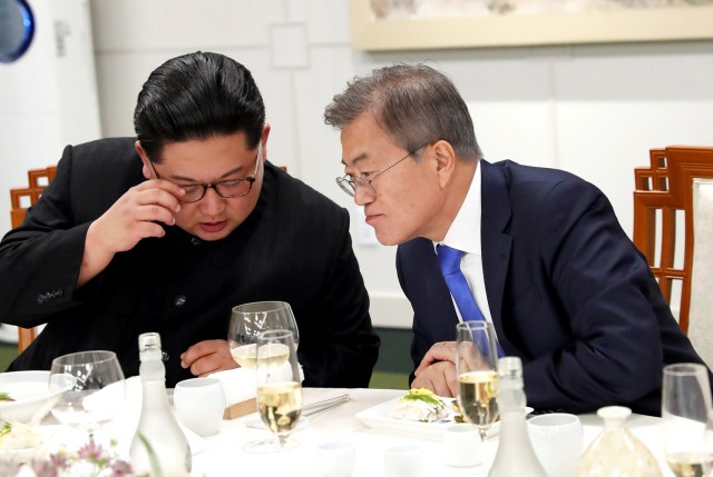 El presidente surcoreano Moon Jae-in y el líder norcoreano Kim Jong Un asistieron a un banquete en la Casa de la Paz en la aldea de Panmunjom dentro de la zona desmilitarizada que separa las dos Coreas, Corea del Sur, el 27 de abril de 2018. Korea Summit Press Pool / Pool vía Reuters
