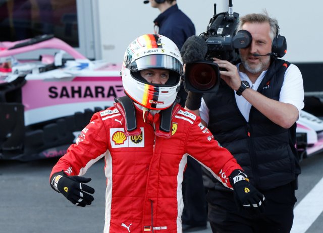 Gran Premio de Azerbaiyán - Circuito de la ciudad de Bakú, Bakú, Azerbaiyán - 28 de abril de 2018 Sebastian Vettel de Ferrari celebra la obtención de la pole position REUTERS / David Mdzinarishvili