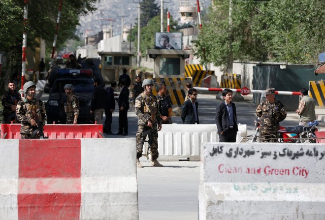 Las fuerzas de seguridad afganas hacen guardia cerca del lugar de la explosión en Kabul, Afganistán, el 30 de abril de 2018. REUTERS / Omar Sobhani