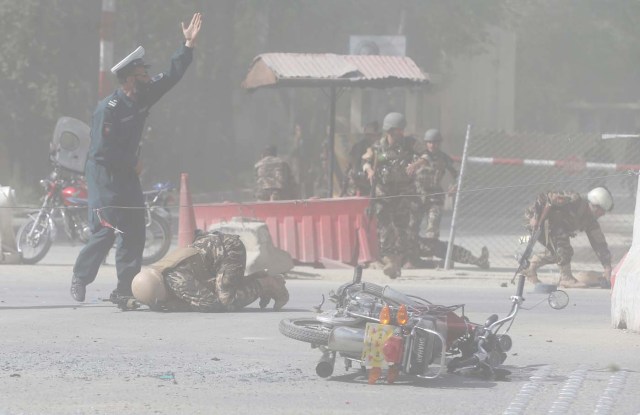 En la imagen, fuerzas de seguridad afganas en el lugar de una segunda explosión en Kabul, Afganistán, el 30 de abril de 2018. REUTERS/Omar Sobhani
