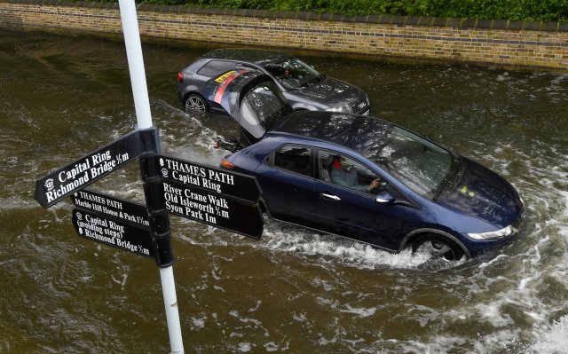 Un automóvil varado en una calle inundada adyacente al Támesis después de que el río se desbordó después de fuertes lluvias en Londres, Gran Bretaña, el 30 de abril de 2018. REUTERS / Toby Melville