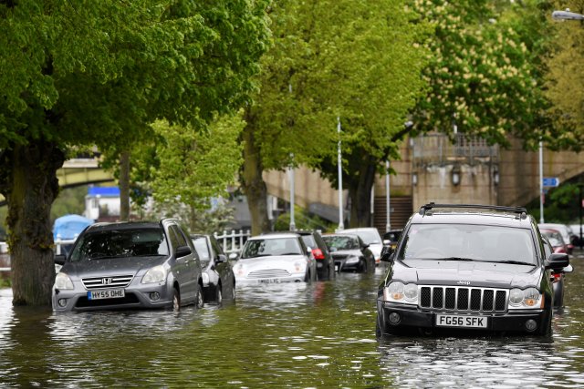 Un automóvil varado en una calle inundada adyacente al Támesis después de que el río se desbordó después de fuertes lluvias en Londres, Gran Bretaña, el 30 de abril de 2018. REUTERS / Toby Melville