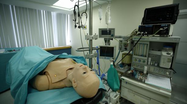 Los simuladores permiten aprender a tratar un accidente cerebrovascular o un ataque al corazón. Foto: EFE/Archivo