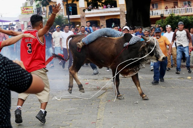 ACOMPAÑA CRÓNICA: GUATEMALA SEMANA SANTA GU6003. SACAPULAS (GUATEMALA), 31/03/2018.- Pobladores participan hoy, sábado 31 de marzo 2018, en la tradicional festividad de "Los Toros" en Sacapulas (Guatemala). "¡Ya llegó la hora de los toros!". Esta frase marca la señal de una tradición única en Guatemala en la que centenares de personas corren delante de un grupo de toros para quemar a su particular "Judas" de trapo y así extirpar las malas energías. EFE/Esteban Biba