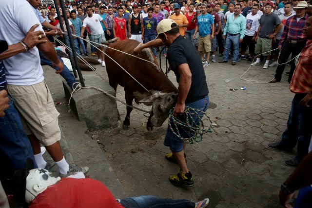 ACOMPAÑA CRÓNICA: GUATEMALA SEMANA SANTA GU6008. SACAPULAS (GUATEMALA), 31/03/2018.- Pobladores participan hoy, sábado 31 de marzo 2018, en la tradicional festividad de "Los Toros" en Sacapulas (Guatemala). "¡Ya llegó la hora de los toros!". Esta frase marca la señal de una tradición única en Guatemala en la que centenares de personas corren delante de un grupo de toros para quemar a su particular "Judas" de trapo y así extirpar las malas energías. EFE/Esteban Biba