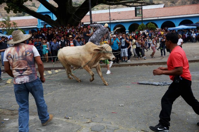 ACOMPAÑA CRÓNICA: GUATEMALA SEMANA SANTA GU6010. SACAPULAS (GUATEMALA), 31/03/2018.- Pobladores participan hoy, sábado 31 de marzo 2018, en la tradicional festividad de "Los Toros" en Sacapulas (Guatemala). "¡Ya llegó la hora de los toros!". Esta frase marca la señal de una tradición única en Guatemala en la que centenares de personas corren delante de un grupo de toros para quemar a su particular "Judas" de trapo y así extirpar las malas energías. EFE/Esteban Biba