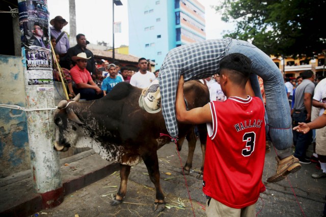 ACOMPAÑA CRÓNICA: GUATEMALA SEMANA SANTA GU6013. SACAPULAS (GUATEMALA), 31/03/2018.- Pobladores participan hoy, sábado 31 de marzo 2018, en la tradicional festividad de "Los Toros" en Sacapulas (Guatemala). "¡Ya llegó la hora de los toros!". Esta frase marca la señal de una tradición única en Guatemala en la que centenares de personas corren delante de un grupo de toros para quemar a su particular "Judas" de trapo y así extirpar las malas energías. EFE/Esteban Biba