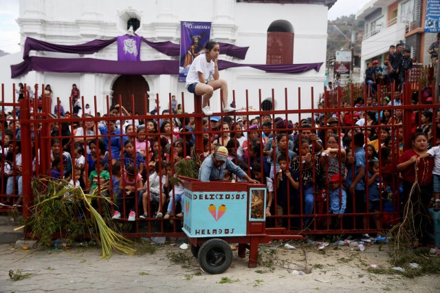 ACOMPAÑA CRÓNICA: GUATEMALA SEMANA SANTA GU6015. SACAPULAS (GUATEMALA), 31/03/2018.- Pobladores asisten hoy, sábado 31 de marzo 2018, a la tradicional festividad de "Los Toros" en Sacapulas (Guatemala). "¡Ya llegó la hora de los toros!". Esta frase marca la señal de una tradición única en Guatemala en la que centenares de personas corren delante de un grupo de toros para quemar a su particular "Judas" de trapo y así extirpar las malas energías. EFE/Esteban Biba