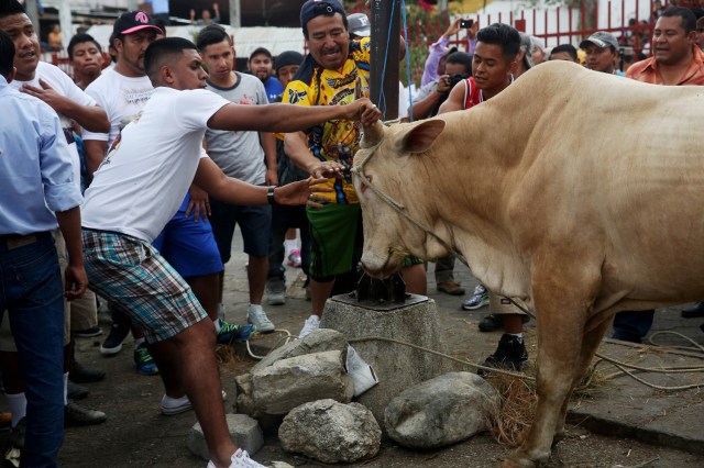 ACOMPAÑA CRÓNICA: GUATEMALA SEMANA SANTA GU6006. SACAPULAS (GUATEMALA), 31/03/2018.- Pobladores participan hoy, sábado 31 de marzo 2018, en la tradicional festividad de "Los Toros" en Sacapulas (Guatemala). "¡Ya llegó la hora de los toros!". Esta frase marca la señal de una tradición única en Guatemala en la que centenares de personas corren delante de un grupo de toros para quemar a su particular "Judas" de trapo y así extirpar las malas energías. EFE/Esteban Biba