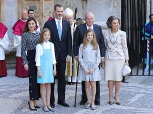 Los reyes Felipe y Letizia junto a sus hijas y don Juan Carlos y doña Sofía en la tradicional Misa de Pascua (Fotos)