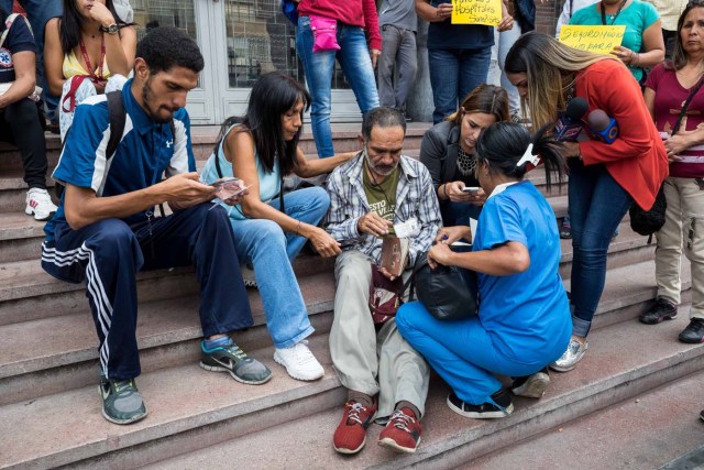CORRIGE LUGAR DE LA MANIFESTACIÓN. CAR24. CARACAS (VENEZUELA), 04/04/2018.- Un hombre recibe atención médica tras desmayarse durante una manifestación en la sede de la Secretaría de Salud hoy, miércoles 4 de abril del 2018, en Caracas (Venezuela). El secretario ejecutivo de la Federación de Trabajadores de la Salud de Venezuela (Fetrasalud), Pablo Zambrano, dijo hoy a Efe que los miembros de este gremio realizarán una protesta nacional el próximo 17 de abril para denunciar la crisis en el sector. EFE/MIGUEL GUTIÉRREZ