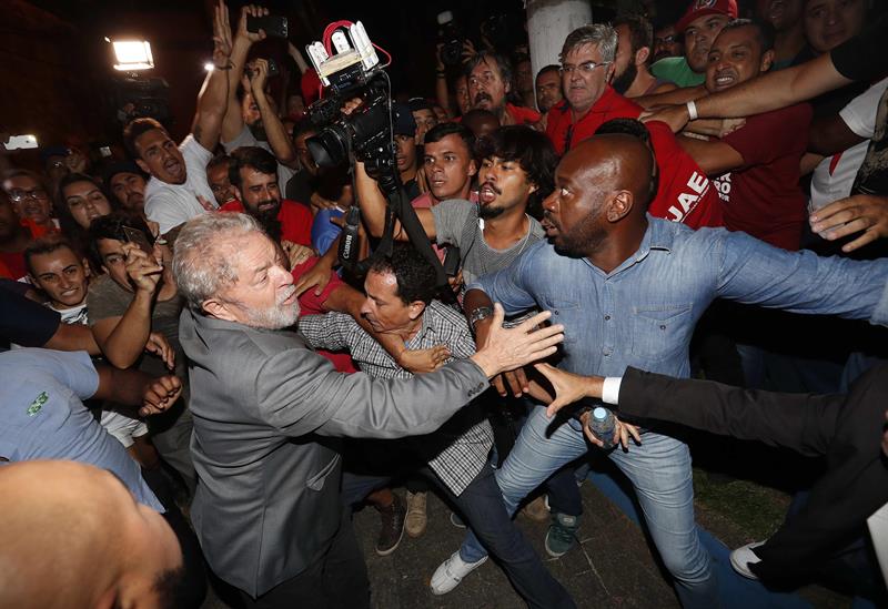 Grupos a favor y contra Lula salieron a la calle en todo Brasil tras entregarse