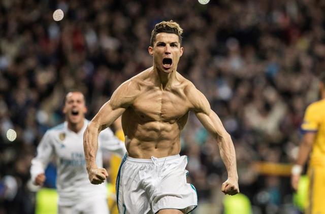 El delantero portugués del Real Madrid, Cristiano Ronaldo (d), celebra el primer gol del equipo madridista durante el encuentro correspondiente a la vuelta de las semifinales de la Liga de Campeones que han disputado esta noche frente a la Juventus en el estadio Santiago Bernabéu, en Madrid. EFE / Rodrigo Jiménez.