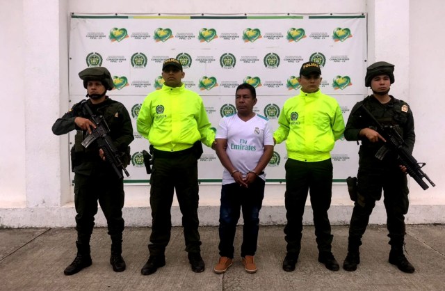 CUC300. CÚCUTA (COLOMBIA), 12/04/2018.- Fotografía cedida por la oficina de prensa de la Policía Nacional de Colombia del capturado alias ?El Indio? (c) hoy, jueves 12 de abril de 2018, en Cúcuta (Colombia). La Policía colombiana capturó en la ciudad de Cúcuta, fronteriza con Venezuela, al llamado "Señor de la guerra", señalado de ser el principal proveedor de armas para el Clan del Golfo, la mayor banda de origen paramilitar del país, dedicada al narcotráfico y a la minería ilegal. El director de la Policía Antinarcóticos, general Fabián Cárdenas Leonel, dijo hoy a periodistas que el capturado, conocido con el alias de "El Indio", tiene nacionalidad colombo-venezolana. EFE/Cortesía Policía de Colombia/SOLO USO EDITORIAL/NO VENTAS