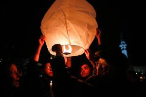 Globos de papel van al cielo en Quito por asesinato periodistas ecuatorianos (Fotos)